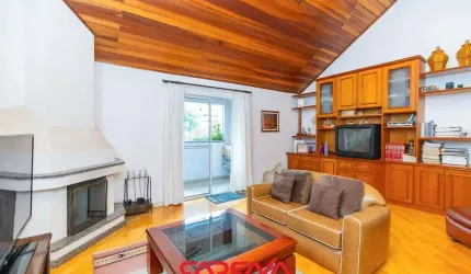 Casa com 4 quartos e 4 vagas no Água Verde
