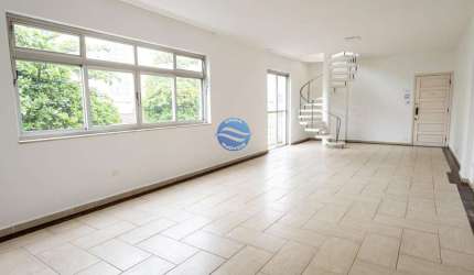 Apartamento duplex a venda no Embaré, próximo da praia.