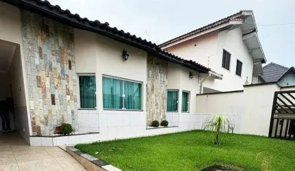 Casa com 3 dormitórios, sendo 1 suíte no Josedy em Peruíbe / SP