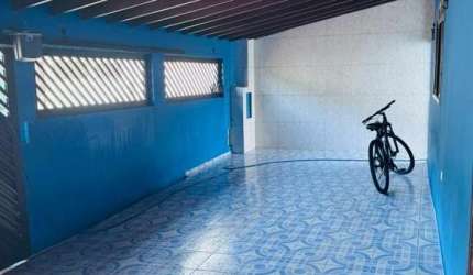 Casa com 2 dormitórios no centro de Mongaguá / SP