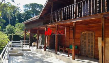 Casa a venda no Bosque do Embu,5 dormitórios sendo 3 suítes,3 salas, piscina, churrasqueira,6 vagas.