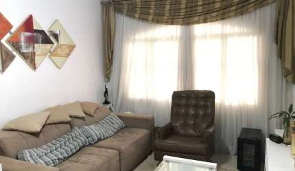 Casa assobradada com 03 dormitórios, sendo 01 suíte, 02 vagas, sala p/ 02 ambientes, lavabo, área de serviço com dormitório adicional, fino acabamento