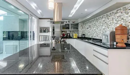 Localizacao privilegiada, proximo ao Parque Barigui e a Universidade Tuiuti.