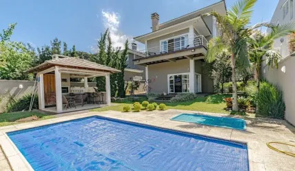 casa com piscina no condominio Le Parc com 4 suites