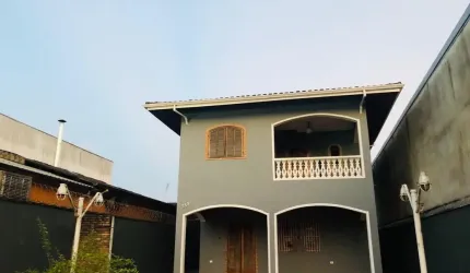 Lindo sobrado em uma área de comércio uma ótima localização.