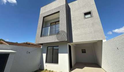 Sobrado novo com terraço à venda no Xaxim em Curitiba.