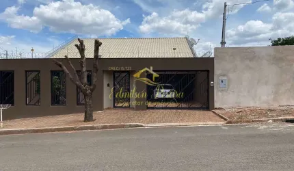 Casa à venda ou troca com 3 quartos sendo 2 suítes no jardim Coliseu zona norte de Londrina, PR