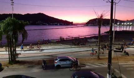 Apartamento 1 quartos, sala dois ambiente, cozinha, dois banheiros - 50 metros da praia e com vista mar
