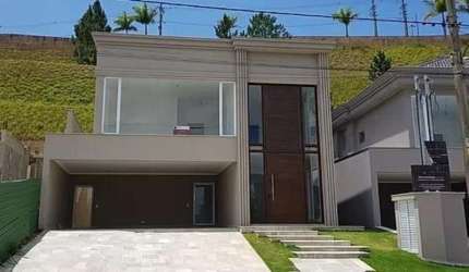 LINDA CASA NO CONDOMÍNIO VALVILLE 1, COM 393 M² TOTAL/303 M² ÚTIL/5 BANHEIROS/4 VAGAS/3 SUÍTES.