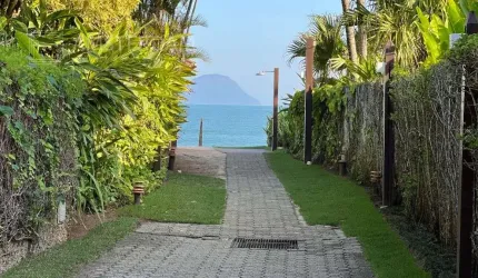 CASA EM CONDOMINIO FRENTE AO MAR NA BARRA DO UNÁ.
