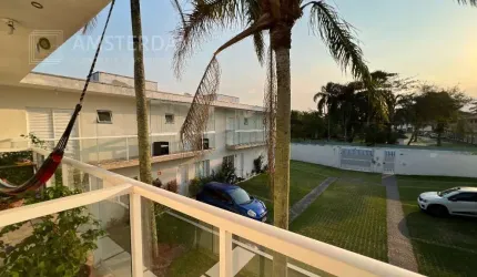 Casa no indaiá com 3 dormitórios, perto da praia, com duas vagas de garagem e duas suítes
