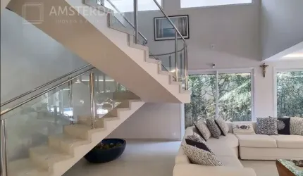Casa bem localizada próxima da praia á venda em Riviera de São Lourenço Módulo 3