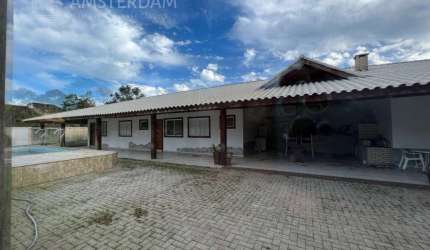 CASA À VENDA COM FUNDOS AO RIO JAGUAREGUAVA COM PISCINA PRIVATIVA EM BERTIOGA SP