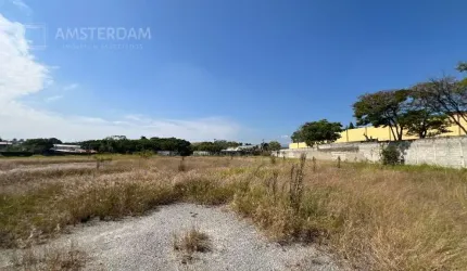 12.000 m² em Pindamonhangaba, área industrial, todo murado, plano, aterrado e pavimentado.