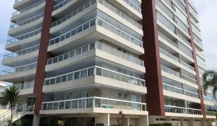 APARTAMENTO EM PREDIO FRENTE AO MAR, COM 2 DORMITÓRIOS MOBILIADO.