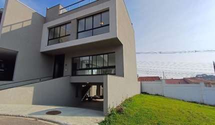Ampla casa em Condomínio