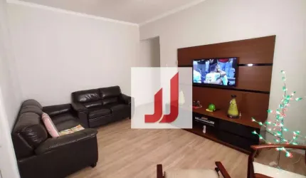 Casa no centro, a venda: 2 Dorm, edícula e duas vagas de garagem.