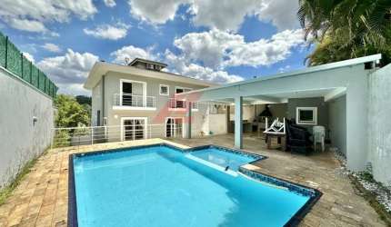Imperdível: Casa em Condomínio à venda em Carapicuíba-SP, Golf Gardens, com 4 quartos, 3 suítes, 1 sala, 5 banheiros, 6 vagas de garagem e 400,71 m² de área.