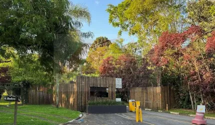 Casa de luxo em condomínio à venda em Jandira-SP: 5 quartos, 5 suítes, 6 banheiros, 4 vagas, 383m².