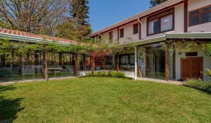Linda Casa em Condomínio à Venda em Barueri-SP - Bairro Morada dos Pássaros: 4 Quartos, 2 Suítes, 5 Banheiros, 6 Vagas, 1.120 m².
