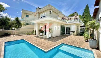 Imperdível: Casa em Condomínio à Venda ou Locação em Carapicuíba-SP - 4 quartos, 2 suítes, 1 sala, 4 banheiros, 3 vagas, 358,76m².