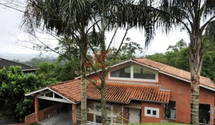 Casa de Luxo em Condomínio à Venda em Embu das Artes - Jardim Indaiá 4 quartos, 1 suíte, 1 sala, 4 banheiros, 4 vagas, 205m².