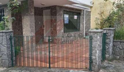 Imperdível casa à venda em São Paulo na Vila Mariana: 5 quartos, 3 banheiros, 3 vagas de garagem, 221m² de área.