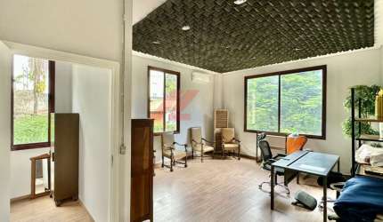 Excelente oportunidade: Sala comercial em condomínio na Chácara São João, Carapicuíba-SP! 2 salas, 2 banheiros, 2 vagas, 86,01 m².