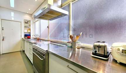 Excelente localização, bem perto do Colégio Dante Alighieri e Av. Paulista este apartamento de 276 m² oferece uma planta que permite ser moldada às necessidades especificas da sua família.