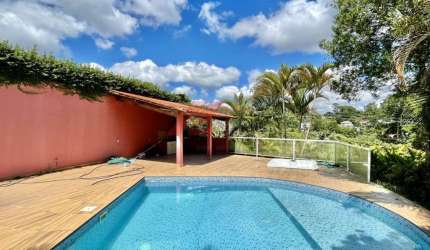 Imperdível oportunidade de adquirir uma casa de alto padrão na Chácara São João, em Carapicuíba-SP, com 4 quartos, 1 suíte, 4 banheiros, 6 vagas de garagem e 409,00 m² de área. Confira!
