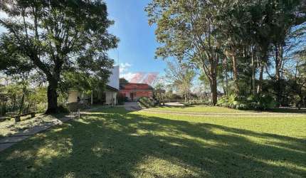 Imperdível: Casa à venda em Carapicuíba-SP, Chácara dos Junqueiras. 3 quartos, 1 suíte, 3 banheiros, 17 vagas. 434,79 m².