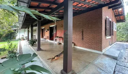 Imperdível oportunidade: Casa à venda em Cotia-SP, Jardim Colibri, com 4 quartos, 1 suíte, 1 sala, 3 banheiros, 10 vagas de garagem e 209,70m² de área.