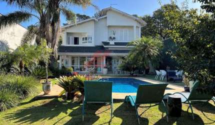 Luxuosa mansão de 4 quartos e 4 suítes na Vila Santo Antônio em Cotia-SP: 496m² de área, 5 banheiros e 5 vagas de garagem!