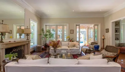 Imperdível residência de luxo com 4 suítes e 7 vagas no Jardim Guedala, São Paulo-SP!