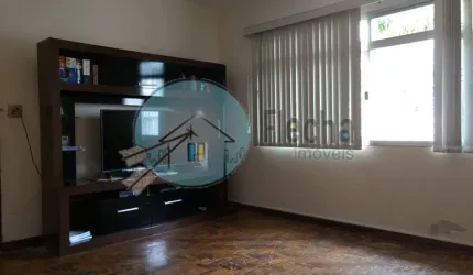 Casa com uma boa estrutura em terreno plano em ótima localização em rua sem saída.