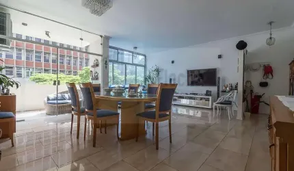 Apartamento totalmente reformado e decorado recentemente - 4 dormitórios, sendo 1 suíte e 2 vagas.