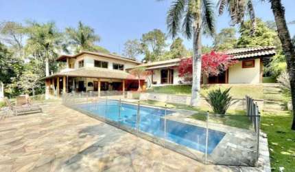 Casa de luxo à venda em Carapicuíba-SP, Chácara Vale do Rio Cotia: 4 quartos, 4 suítes, 2 salas, 6 banheiros, 6 vagas, 540m². Venha conferir!