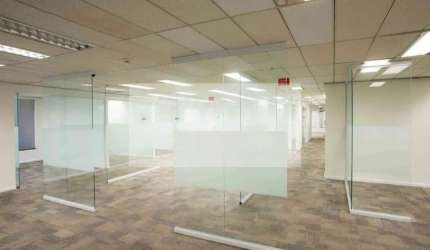 Sala Comercial em Condomínio na Chácara Santo Antônio: 8 Salas, 1 Banheiro, 22 Vagas de Garagem e 935m² de Área. Alugue Já!