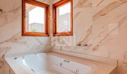 Luxuosa Casa em Condomínio à Venda em Cotia-SP, Jardim Passárgada I: 4 Quartos, 4 Suítes, 2 Salas, 5 Banheiros, 6 Vagas, 688,55 m².