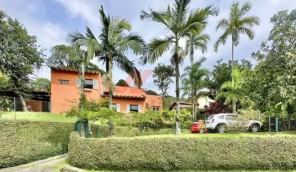 Casa à venda em Cotia-SP, Chácara Eliana: 4 quartos, 2 suítes, 2 salas, 4 banheiros, 6 vagas de garagem.