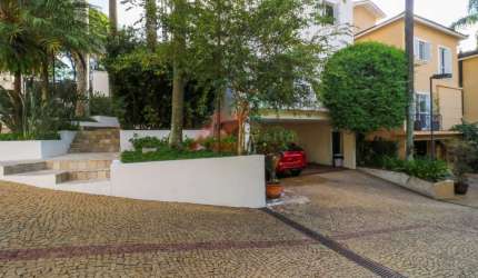 Casa de alto padrão em condomínio no Jardim Morumbi, São Paulo-SP: 3 quartos, 2 suítes, 3 salas, 3 vagas de garagem, 325m².
