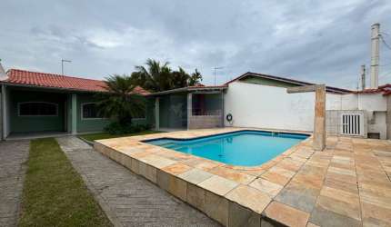 Casa à venda em Itanhaém-SP, no bairro Grandesp, com 3 quartos, 1 suíte, 1 sala, 3 banheiros, 4 vagas de garagem e 159,00 m².