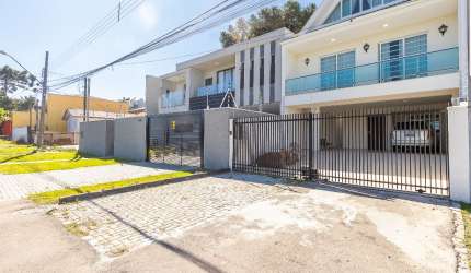 Sobrado Espaçoso e Bem Localizado com 4 Vagas de Garagem no Guabirotuba