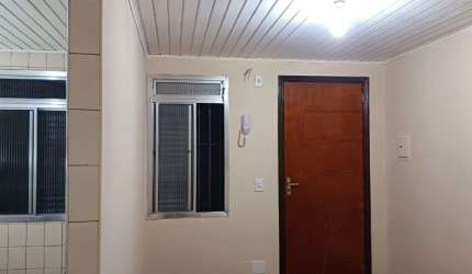 Alugo Apartamento em frente ao ponto final de ônibus!