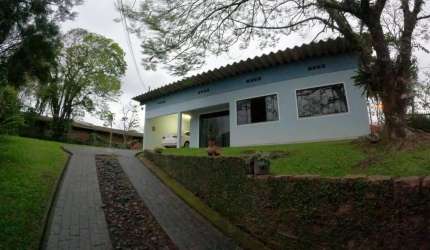 Linda residência com três dormitórios no Passo Manso
