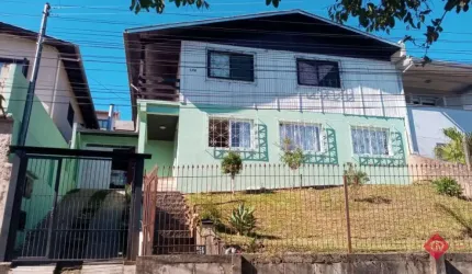 Casa para Venda - 140m², 3 dormitórios, sendo 1 suites, 2 vagas - Universitário