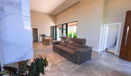 CASA COM 3 QUARTOS, SENDO 2 SUÍTES, 2 VAGAS DE GARAGEM NO BAIRRO CAMPECHE EM FLORIANÓPOLIS/SC.