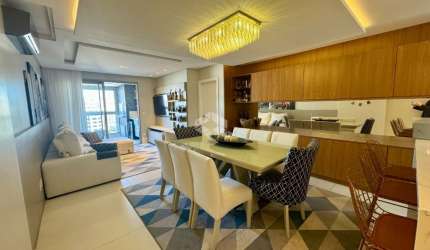 Apartamento com vista para o mar semimobiliado com 3 dormitórios, sendo 3 suítes, 3 vagas de garagem, hobby box no bairro Estreito em Florianópolis/SC