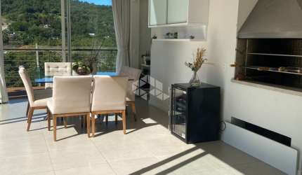 Casa residencial em condomínio fechado com 4 dormitórios, sendo 2 suítes, 2 vagas de garagem no bairro Itacorubi em Florianópolis/SC.