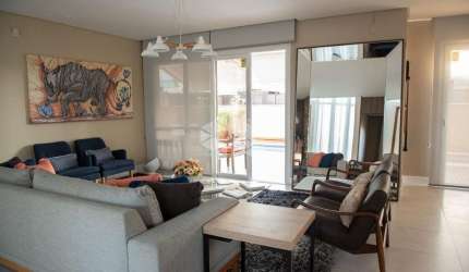 Casa residencial totalmente mobiliada e equipada com 5 dormitórios, sendo 4 suítes, 6 vagas de garagem em Jurerê Internacional - Florianópolis/SC.